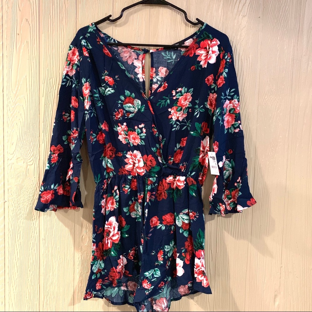 NWT Floral Long sleeves Romper